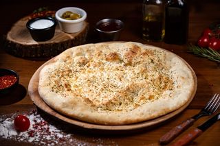 Focaccia cu parmezan și mozzarella