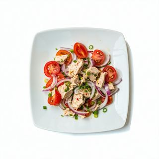 Ensalada de tomate, cebolla y atún