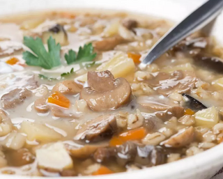 Sopa de pollo con champiñones