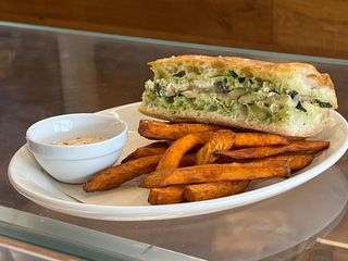 Panino con zucchine e melanzane grigliate