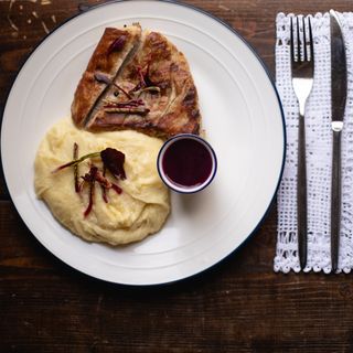 შემწვარი ღორის ხორცი თაშმიჯაბით და  საფერავის სოუსით