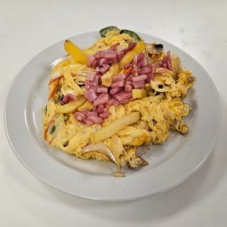 Huevos revueltos con papa y jamón