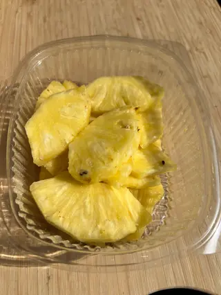 Ananas pulito in vaschetta