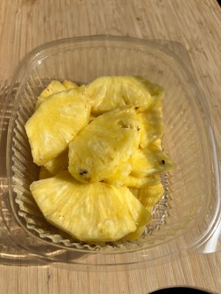 Ananas pulito in vaschetta