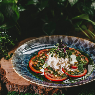 Карпаччо из розовых томатов со страчателлой и розовым песто