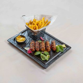 Platou de mititei cu cartofi prajiti 