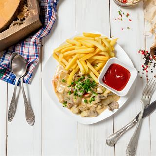 Говядина с грибами в сливочном соусе с фри