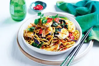Veg Chow Mein Noodles Rice - Medium Portion ( 650ML Pack)
