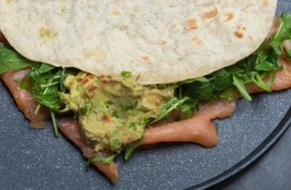 Piadina - salmone affumicato, brie, insalata, salsa bernese