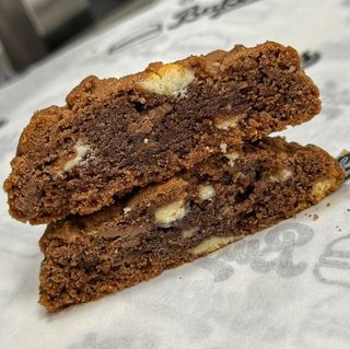 Cookie de cacao con trozos de chocolate blanco con leche (1 ud.)