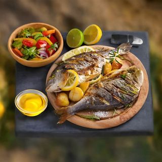 Дорадо с картофельными дольками и миксом салата