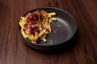 Cartofi pai cu brisket în sos de cașcaval