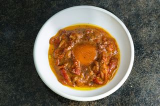 Pimiento asado y yema curada