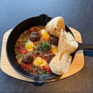 Шакшука з перепелиними яйцями та мітболами