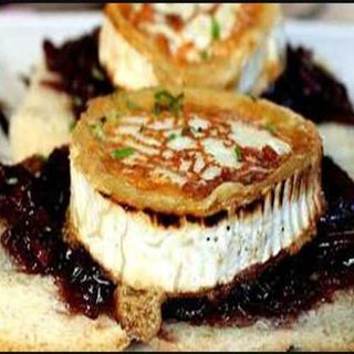 Queso de cabra a la plancha con mermelada