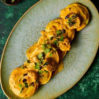 Grandi Cappelli De Pollo De Corral Y Ciruela En Salsa Del Chef