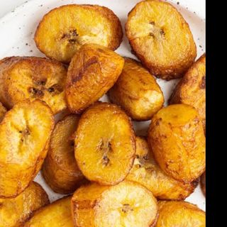 Fried plantain with groundnuts sauce