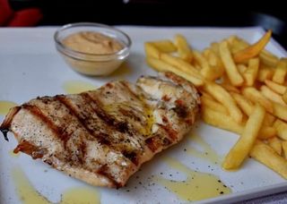 Pileći file s pomfritom