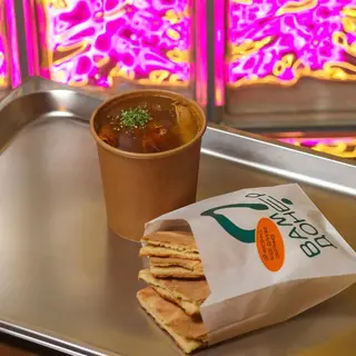 Бульйон з курчам та пітою