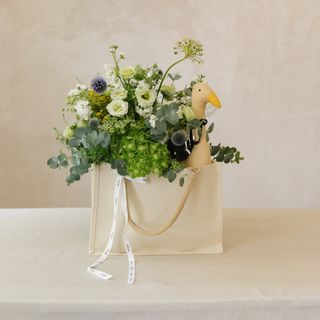 Bolsa de flores especial nacimiento. Blanco