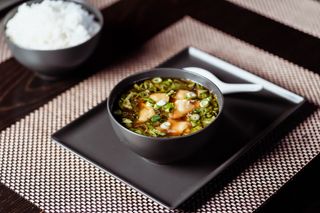 Supă Hun Tun (cu ravioli cu carne)