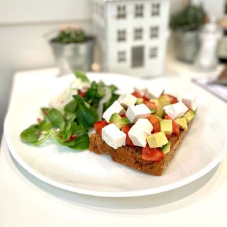 AVOCADO TOAST CON FETA