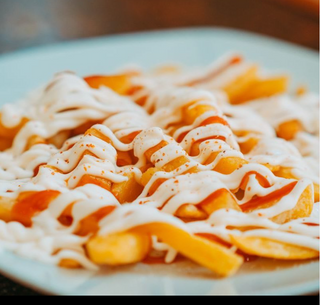 Patatas fritas con salsa especial yogui