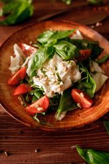 салат с сыром Страчателла и кедровыми орешками