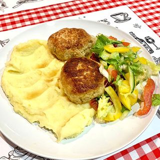Kotlet mielony 2 szt z  puree  i surówką