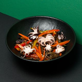 Սոբա ութոտնուկով և բանջարեղենով