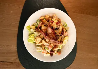 Domaćinska salata sa piletinom i slaninicom