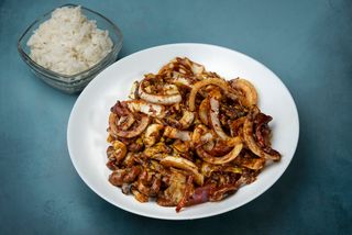 Teletina sa crnim lukom i karijem