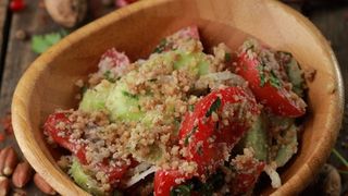 კიტრი-პომიდვრის სალათი ნიგვზით