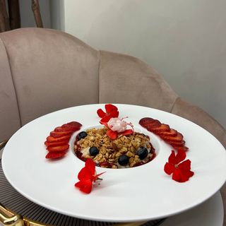 Вівсянка на кокосі з гранолою та ягодами