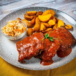 Coaste picante și cartofi wedges cu salatã coleslaw 300/150/50g