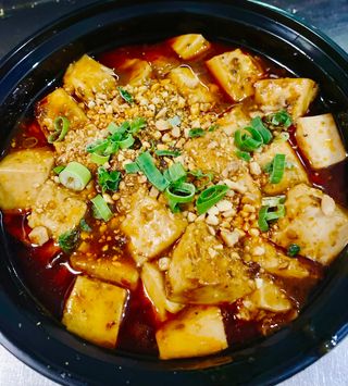 麻辣豆腐Tofu con salsa picante al estilo Wino 