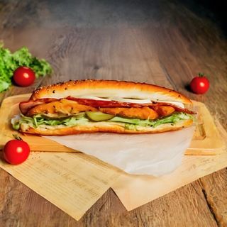 Sandwich cu șnitel crocant și bacon