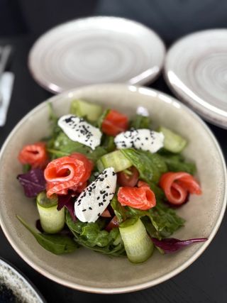 Салат з лососем та маринованою спаржою