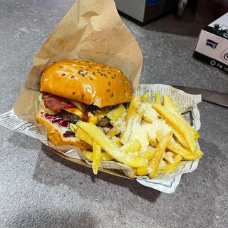 Burger Tizz + Cartofi parjiti cu usturoi și pătrunjel