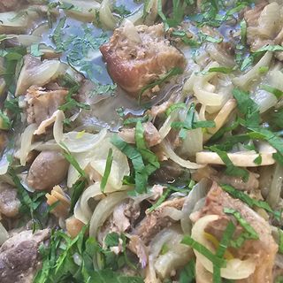 Свински мръвки с лук и гарнитура (300г)