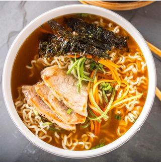 44. Ramen in brodo con frutti di mare