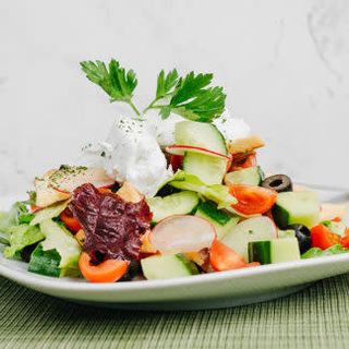 Весенний салат с зеленью и нежным сыром Фета