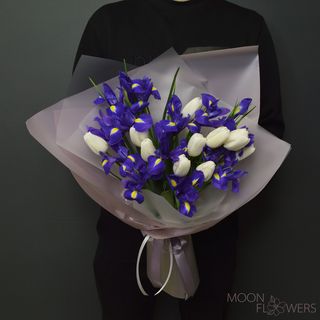 Buchet din lalele albe și iriși