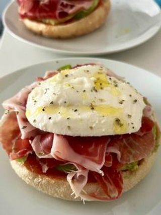 Pan tostado con mantequilla de ajo y beicon