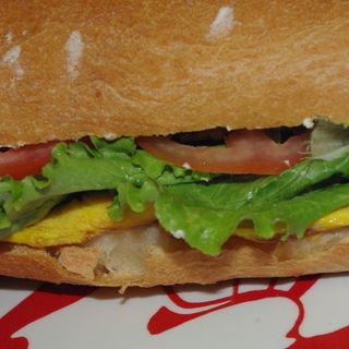 bocadillo tortilla francesa, vegetales , queso