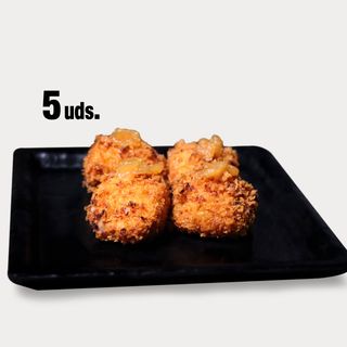 Croquetas de rulo de cabra y cebolla caramelizada