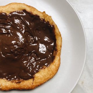 Мекица с фъстъчено масло и течен шоколад