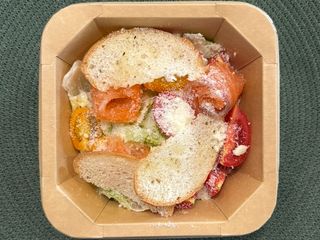 Цезар з слабосоленим лососем (250г)