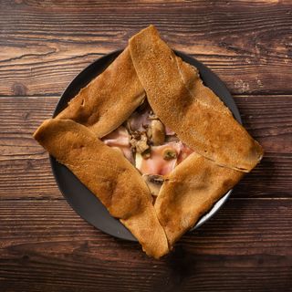 Galette con brie e prosciutto