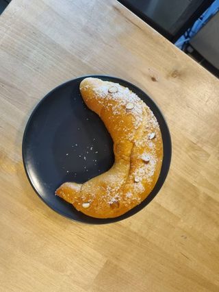 Домашна Козуначена Кифла с Локум 120гр.